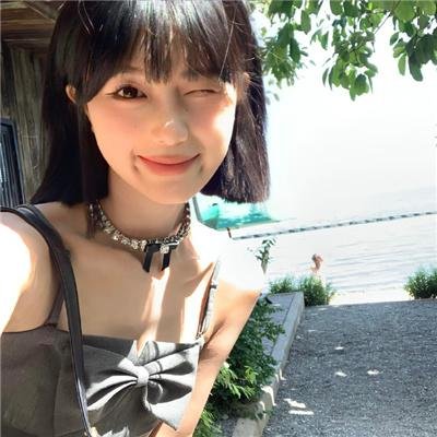 穿条纹衣的男孩